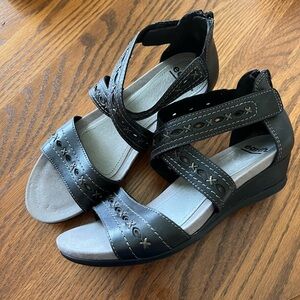 New Earth w/o tags sandals